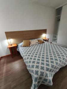 En eller flere senge i et værelse på Tu otro departamento en Olavarría te espera!