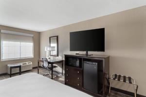 ein Hotelzimmer mit Bett und Flachbildfernseher in der Unterkunft Best Western Natchitoches Inn in Natchitoches