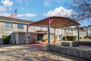 ein Pavillon vor einem Gebäude in der Unterkunft Best Western Natchitoches Inn in Natchitoches