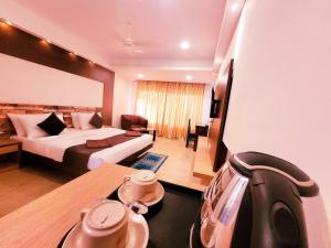 a hotel room with a bed and a table at Famafa Hotel in Arambol