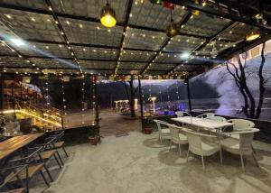 En restaurant eller et andet spisested på Heritage view eco camps and restaurant