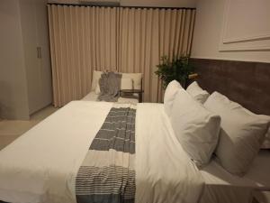 Giường trong phòng chung tại Luama Suites +9 ảnh