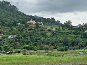 Naturlandskabet i nærheden af luksusteltet