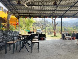 En generel udsigt til bjerge eller udsigt til bjerge taget fra luksusteltet