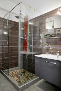 een badkamer met een douche en een wastafel bij Seacret Apartments in Selianitika +95 foto's