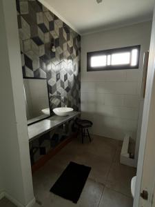 een badkamer met een wastafel en een spiegel bij Casa La Azulita in Lobos +18 foto's