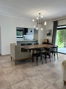 een eetkamer met een grote houten tafel en stoelen bij Casa La Azulita in Lobos
