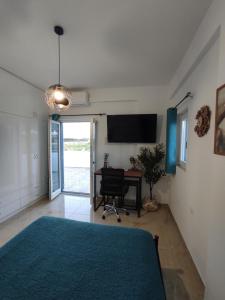 TV a/nebo společenská místnost v ubytování Nympes Melody - Golden Harmony Stay