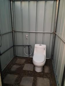 een kleine badkamer met toilet en douche bij مخيم المشراف in Al Raka