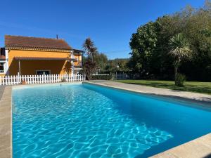 Bazén v ubytování Campos Essencia nebo v jeho okolí