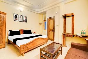 ein Schlafzimmer mit einem Bett und einem Couchtisch in der Unterkunft Hotel O Hussainganj Near Vidhansabha in Lucknow + 30 Fotos