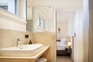 um banheiro com pia e espelho em Vista Apartments em Seefeld in Tirol mais 31 fotografias