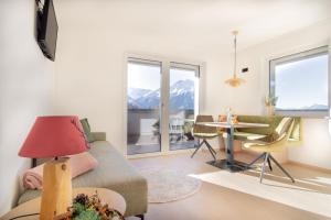 uma sala de estar com um sofá e uma mesa em Vista Apartments em Seefeld in Tirol