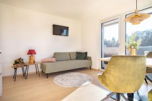 uma sala de estar com um sofá e uma mesa em Vista Apartments em Seefeld in Tirol