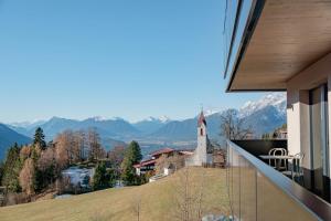 uma casa com vista para uma igreja no alto de uma colina em Vista Apartments em Seefeld in Tirol