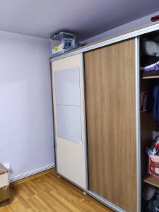 armadio con porta scorrevole in camera di Apartament Gya a Lupeni