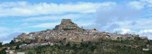 una ciudad en la cima de una montaña con casas en Casa Puritat, en Morella