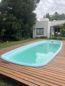 een groot zwembad op een terras met een huis bij Casa La Azulita in Lobos