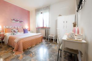 En eller flere senge i et værelse på Affittacamere Casa Mac & Rose + 59 billeder