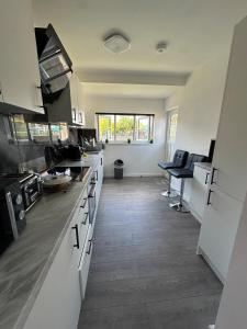 une cuisine avec des armoires blanches et un comptoir dans l'établissement BXH B4 Cozy single room Bexleyheath, à Bexleyheath