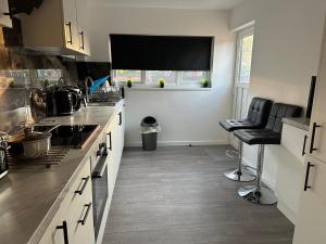 - une cuisine avec un comptoir et deux tabourets dans l'établissement BXH B4 Cozy single room Bexleyheath, à Bexleyheath 8 autres photos