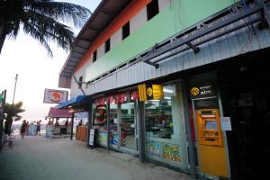 Pasar raya atau kedai lain di resort atau berdekatan