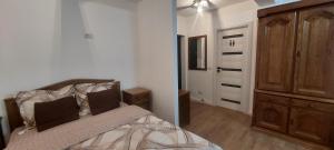 Postel nebo postele na pokoji v ubytování Teona Apartament Targu Neamt