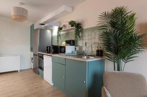 Køkken eller tekøkken på Le Botanique - 15 min Paris et Stade de France - 50m2 - 2 chambres + 17 billeder