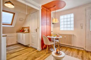 a kitchen and dining room with a table and a window at Le Chéron - Confort, Wi-Fi & commerces à deux pas in Caen