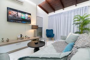 un soggiorno con divano e TV a schermo piatto di Marble In a Preveza