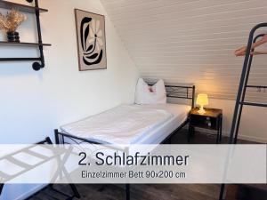 a small bedroom with a bed in a room at Casa Viola Filderstadt, 2 Zimmer, komplett renoviert, top für Familien und Geschäftsreisen, super ausgestattet, PKW Stellplatz in Filderstadt