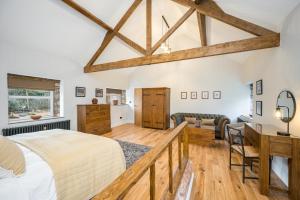 En eller flere senge i et værelse på Goytre Hall Self Catering Guest Accommodation