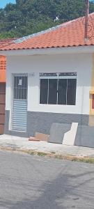 ein kleines Haus mit einem Skateboard davor in der Unterkunft Casa a 1 Minuto da basilica in Aparecida