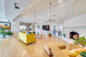 ein Wohnzimmer mit einem gelben Sofa und einem Kamin in der Unterkunft Work and Unwind, Stylish Sunnyvale Retreat! in Sunnyvale