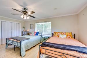 ein Schlafzimmer mit zwei Betten und einem Deckenventilator in der Unterkunft Work and Unwind, Stylish Sunnyvale Retreat! in Sunnyvale