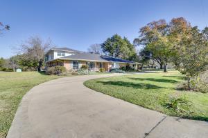 eine Auffahrt, die zu einem Haus führt in der Unterkunft Work and Unwind, Stylish Sunnyvale Retreat! in Sunnyvale