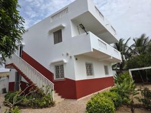 a house with a red and white facade at Villa duchesse in Sali Nianiaral
