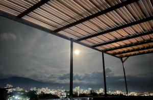 een uitzicht op de skyline van een stad vanaf een gebouw met een luifel bij la terraza in Armenia