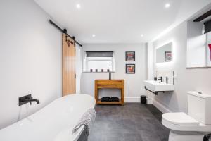 Et badeværelse på Goytre Hall Self Catering Guest Accommodation + 73 billeder