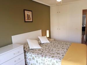 Giường trong phòng chung tại Apartamento en Primera Línea de playa