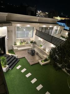 una vista aerea di un cortile posteriore di notte di شاليهات روز a Al Shafa