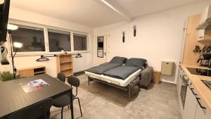 een slaapkamer met een bed en een tafel in een kamer bij Apart Schwalbennest in Imst