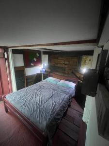 een slaapkamer met een groot bed in een hut bij El Antiguo Hostel in Cabo Polonio