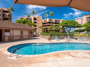 een zwembad in een appartementencomplex met gebouwen bij Top-floor corner unit across from the ocean at Kahana Villas (West Maui) in Kapalua-West Maui Airport