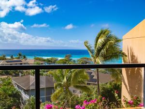 uitzicht op de oceaan vanaf een balkon bij Top-floor corner unit across from the ocean at Kahana Villas (West Maui) in Kapalua-West Maui Airport