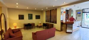 Un uomo in piedi davanti a un bancone in un soggiorno di Hotel de Viña a Viña del Mar Altre 5 foto