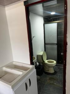 een badkamer met toilet en wastafel bij la terraza in Armenia +3 foto's