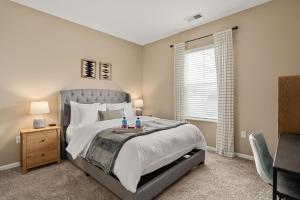 En eller flere senge i et værelse på Cozy Dublin 2BR 1st Floor Easy Free Parking!