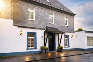 una casa bianca con una porta nera di ImoX a Wuppertal