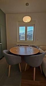 een tafel in een kamer met 2 stoelen en een raam bij North & South Escape Kolašin in Kolašin